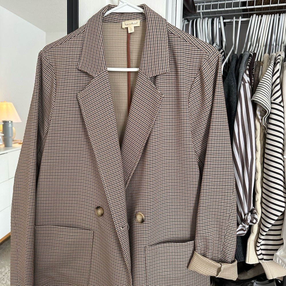 Hem and Thread brown houndstooth blazer